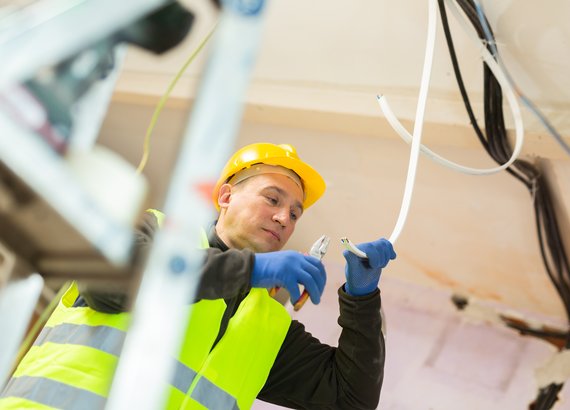 2017 - Stock - people on site with plans - shutterstock (3)